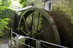 Das Bild zeigt das Wasserrad der Bedorfer Mühle.