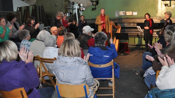 Publikum in der ehemaligen Kunstwollfabrik am Hansteich