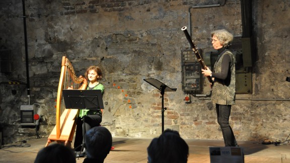 Lorena Wolfewicz an der Harfe und Vera Bühl an der Oboe