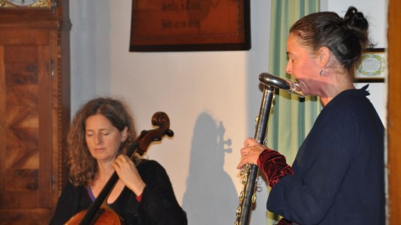 Zwei Musikerinnen mit Cello und Flöte