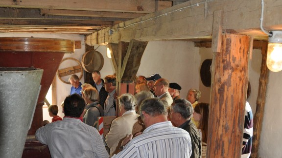 Gäste am Mühlentag während der Besichtigung der Bruchhauser Mühle.
