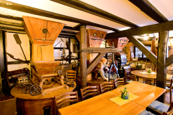 Das Bild zeigt den Gastraum in der Holsteins Mühle.