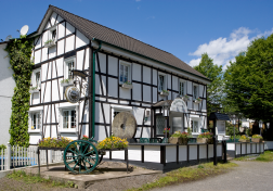 Das Bild zeigt das Fachwerkgebäude der Herfterather Mühle.