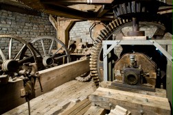 Das Bild zeigt die Technik in der Holzlarer Mühle.